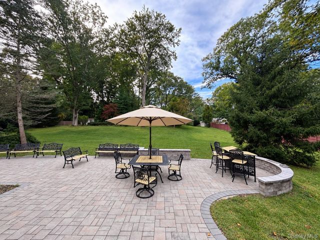 39 Orchard Court, Woodbury, NY 11797