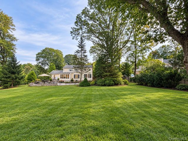 39 Orchard Court, Woodbury, NY 11797