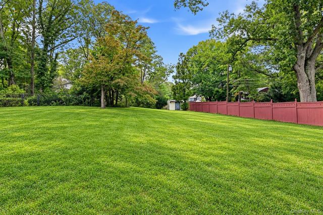 39 Orchard Court, Woodbury, NY 11797