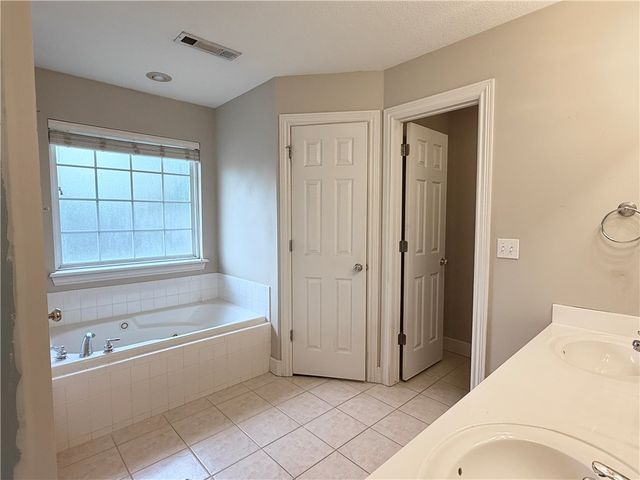 772 Queen Annes Lace Drive, Fayetteville, AR 72704
