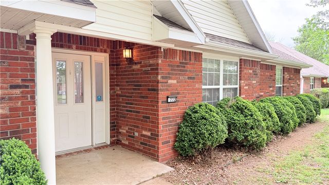 772 Queen Annes Lace Drive, Fayetteville, AR 72704