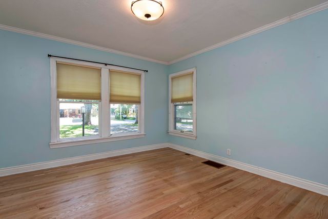 1235 E Stanford Street, Springfield, MO 65804