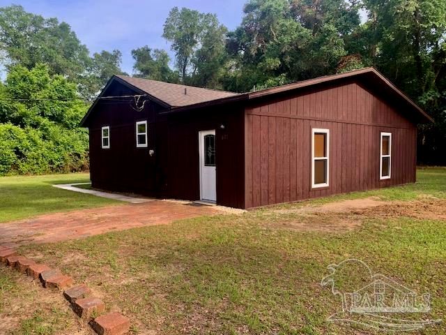 6171 Young Ln, Milton, FL 32570