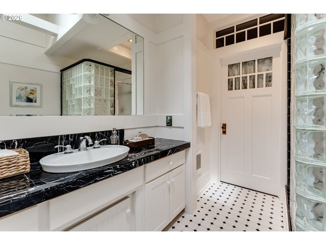 96 W 20TH Ave, Eugene, OR 97405