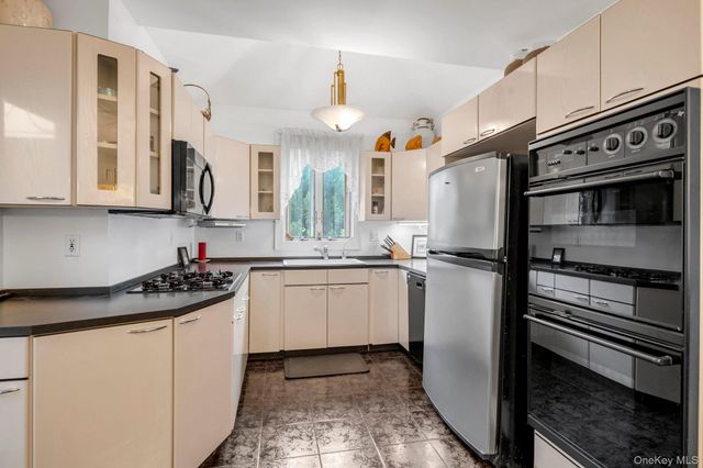 14-84 164 Street, Beechhurst, NY 11357