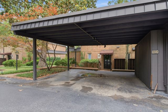 690 Timber Ln, Nashville, TN 37215