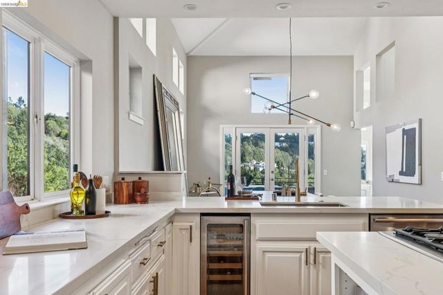 7084 7084 Westmoorland Dr, Berkeley, CA 94705