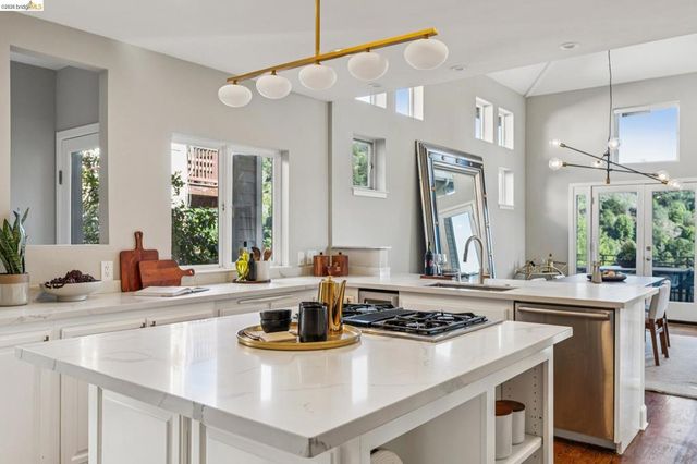 7084 7084 Westmoorland Dr, Berkeley, CA 94705