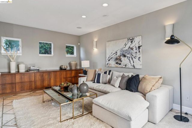 7084 7084 Westmoorland Dr, Berkeley, CA 94705