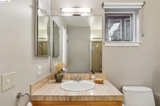 7084 7084 Westmoorland Dr, Berkeley, CA 94705