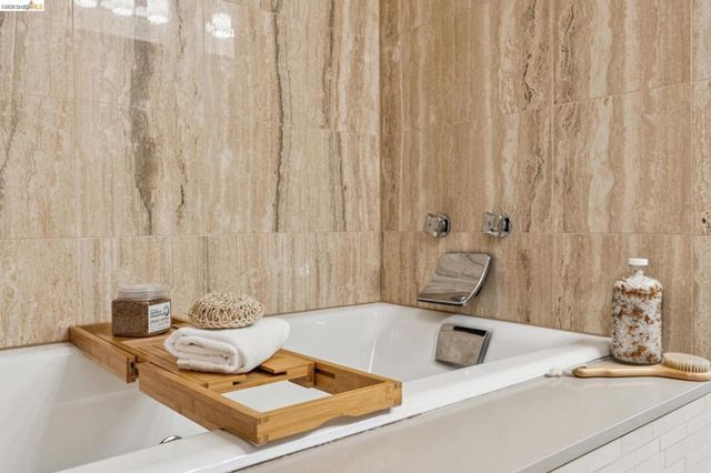 7084 7084 Westmoorland Dr, Berkeley, CA 94705