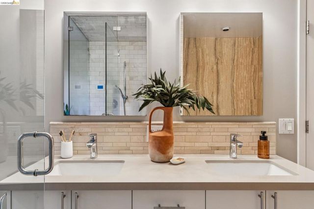 7084 7084 Westmoorland Dr, Berkeley, CA 94705