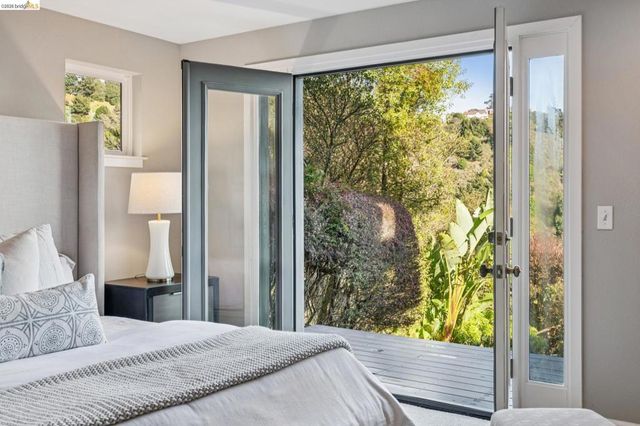 7084 7084 Westmoorland Dr, Berkeley, CA 94705