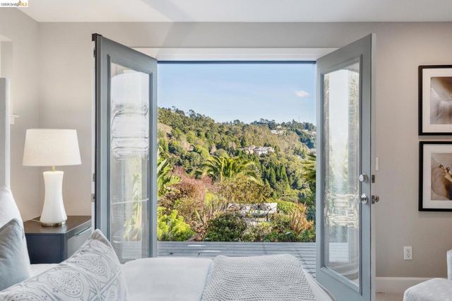 7084 7084 Westmoorland Dr, Berkeley, CA 94705