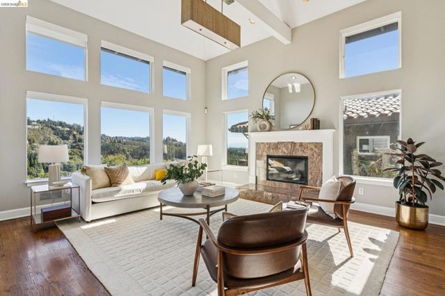 7084 7084 Westmoorland Dr, Berkeley, CA 94705