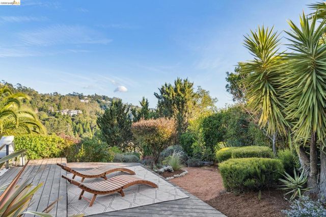 7084 7084 Westmoorland Dr, Berkeley, CA 94705