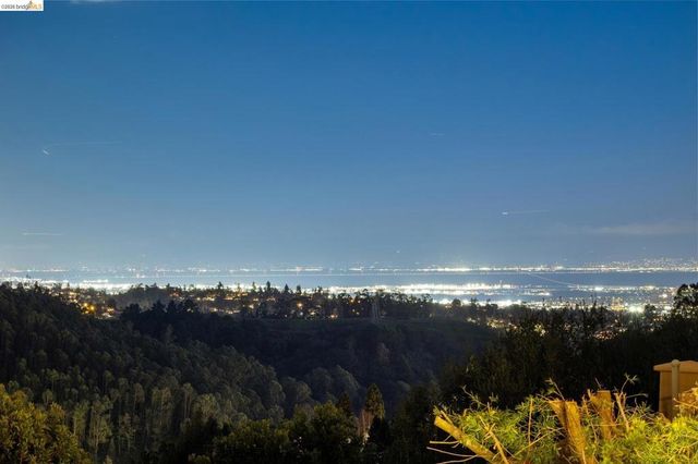 7084 7084 Westmoorland Dr, Berkeley, CA 94705