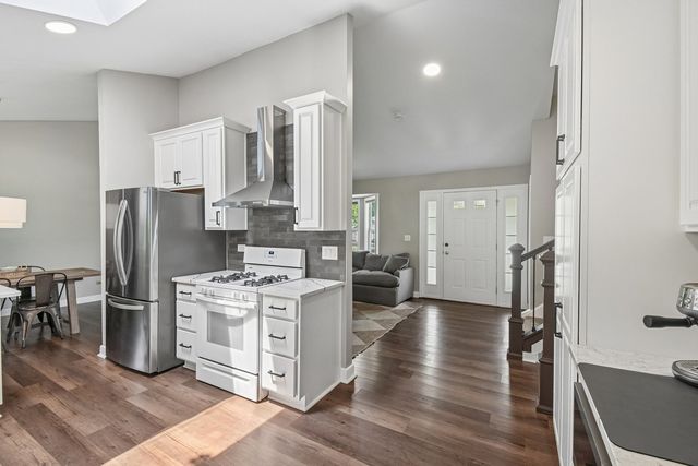 2011 Glenmoor Drive, West Dundee, IL 60118