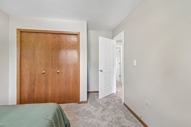 2011 Glenmoor Drive, West Dundee, IL 60118