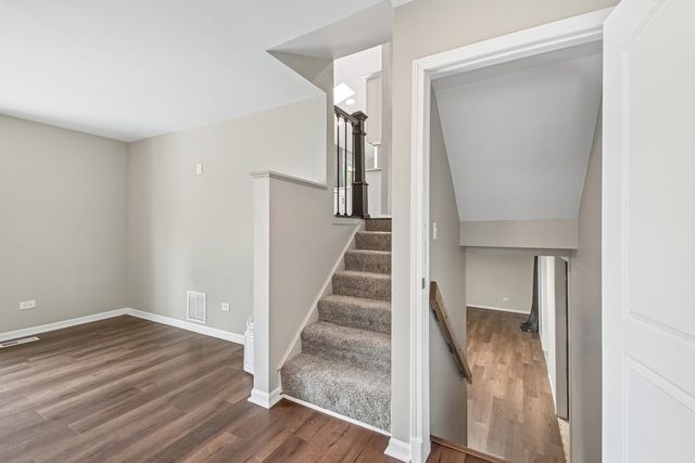 2011 Glenmoor Drive, West Dundee, IL 60118