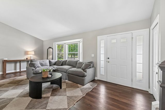 2011 Glenmoor Drive, West Dundee, IL 60118
