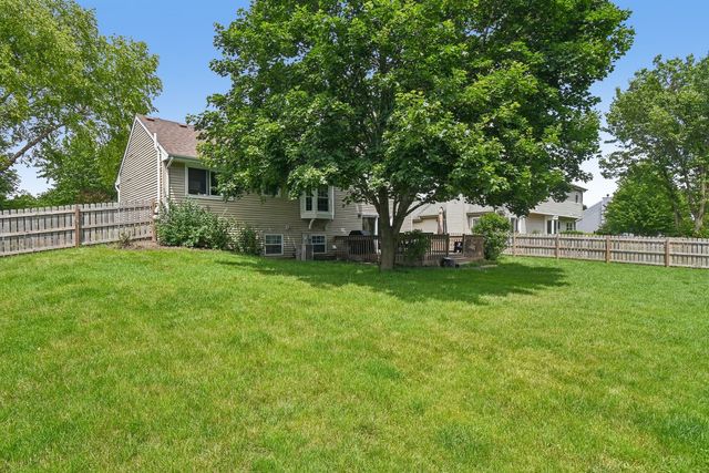 2011 Glenmoor Drive, West Dundee, IL 60118