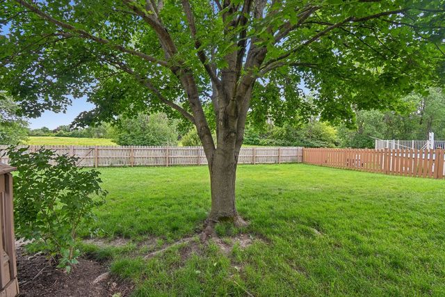 2011 Glenmoor Drive, West Dundee, IL 60118
