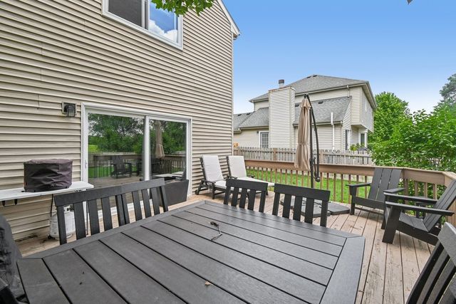 2011 Glenmoor Drive, West Dundee, IL 60118