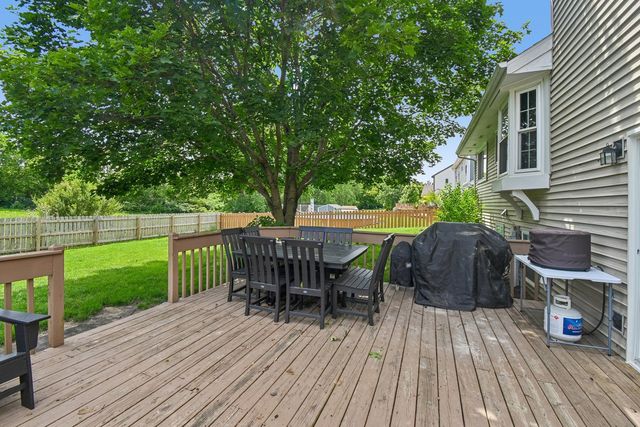 2011 Glenmoor Drive, West Dundee, IL 60118