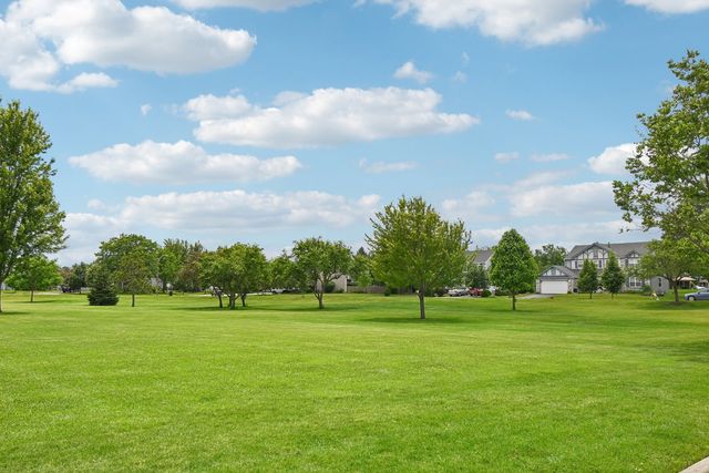 2011 Glenmoor Drive, West Dundee, IL 60118