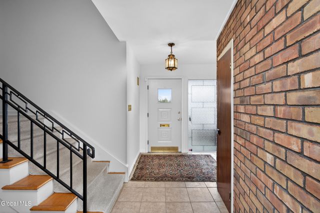 10 Campus View Drive, Colonie, NY 12211