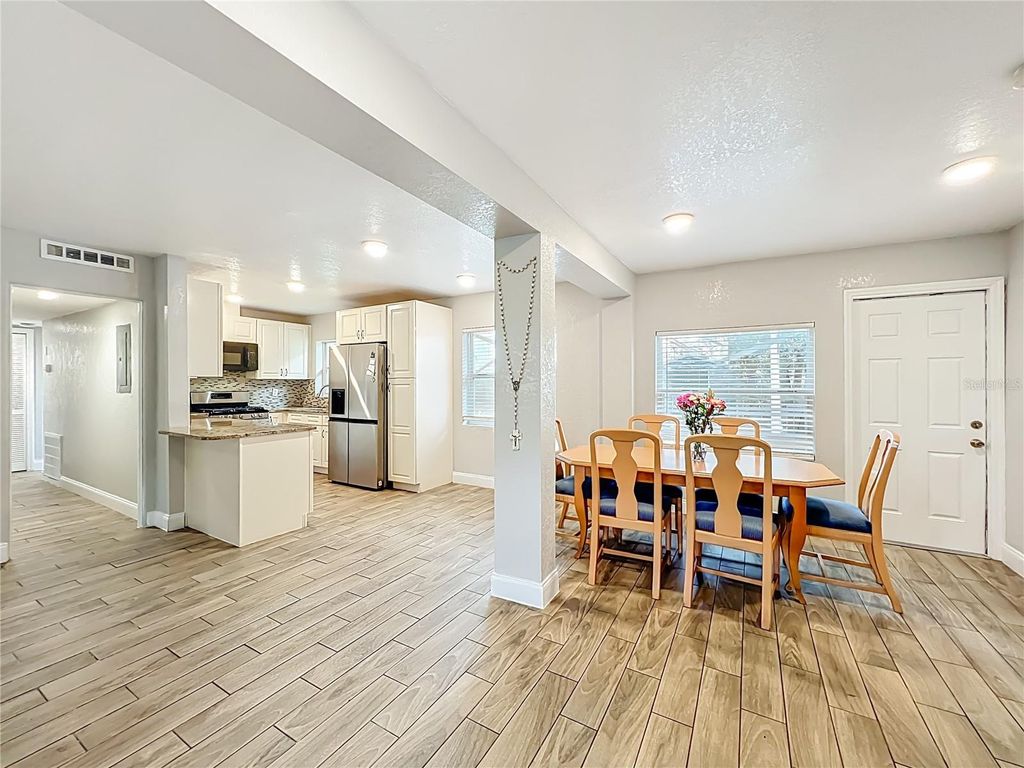 Image 11 of property listing at 1 S SOLANDRA DRIVE, Orlando, FL 32807