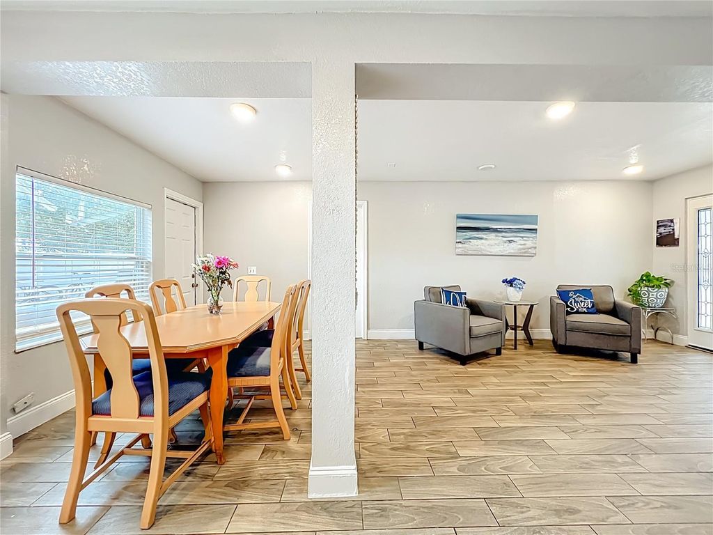 Image 12 of property listing at 1 S SOLANDRA DRIVE, Orlando, FL 32807