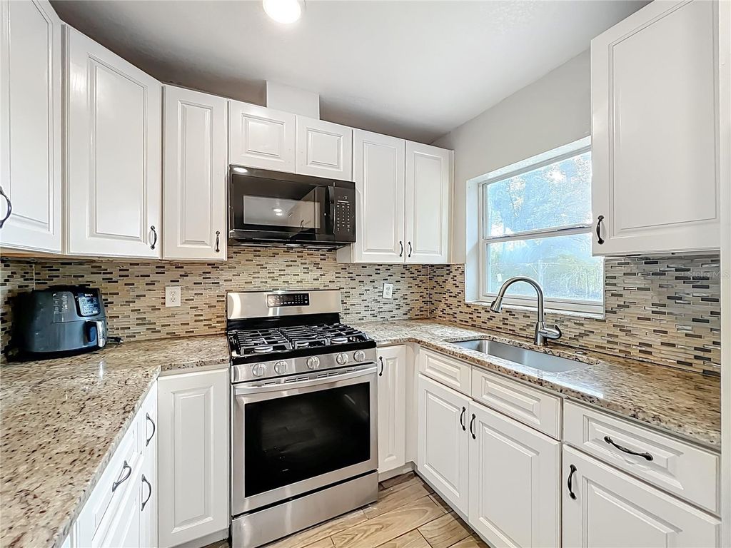 Image 15 of property listing at 1 S SOLANDRA DRIVE, Orlando, FL 32807