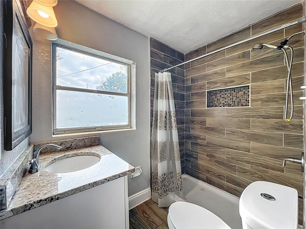 Image 17 of property listing at 1 S SOLANDRA DRIVE, Orlando, FL 32807