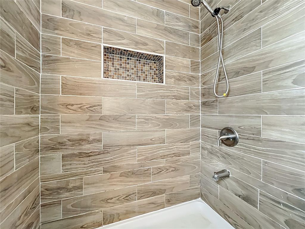 Image 18 of property listing at 1 S SOLANDRA DRIVE, Orlando, FL 32807