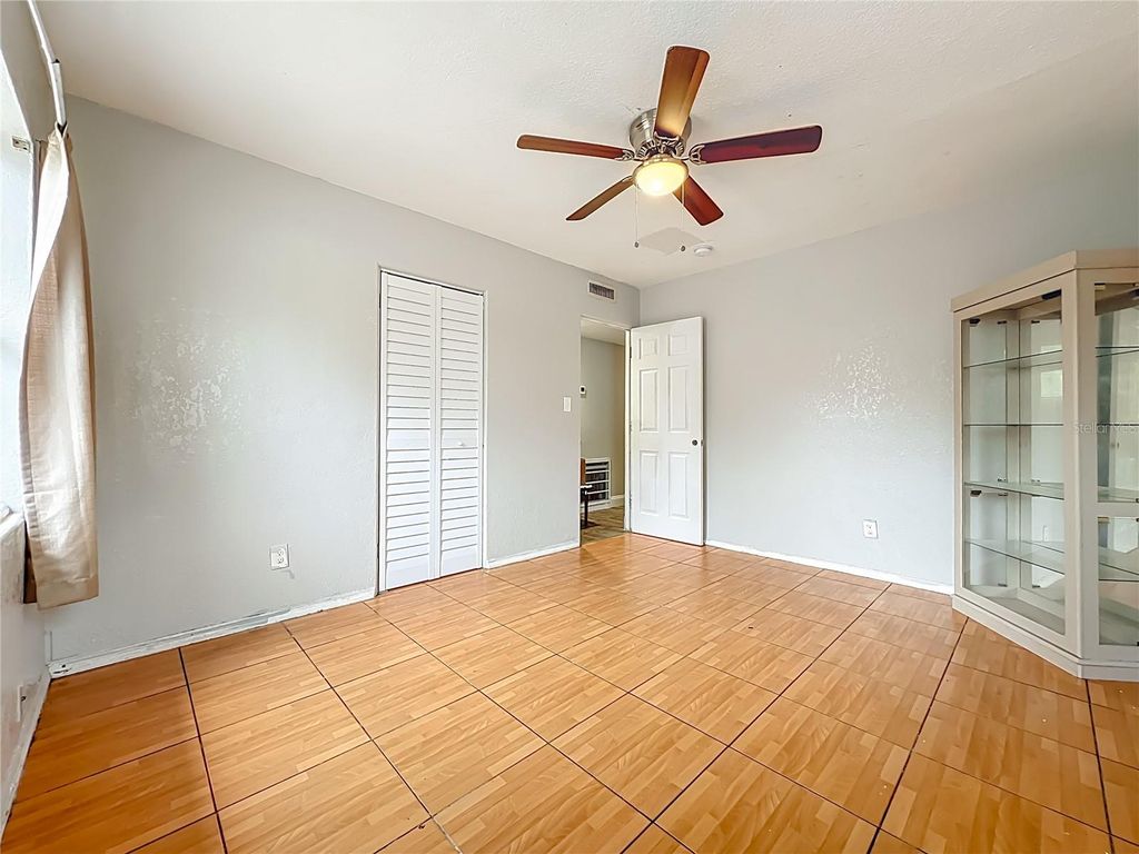 Image 19 of property listing at 1 S SOLANDRA DRIVE, Orlando, FL 32807