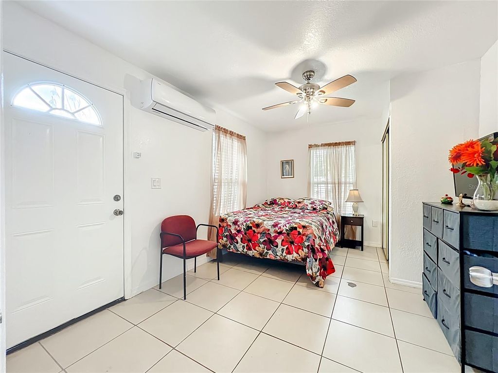 Image 20 of property listing at 1 S SOLANDRA DRIVE, Orlando, FL 32807