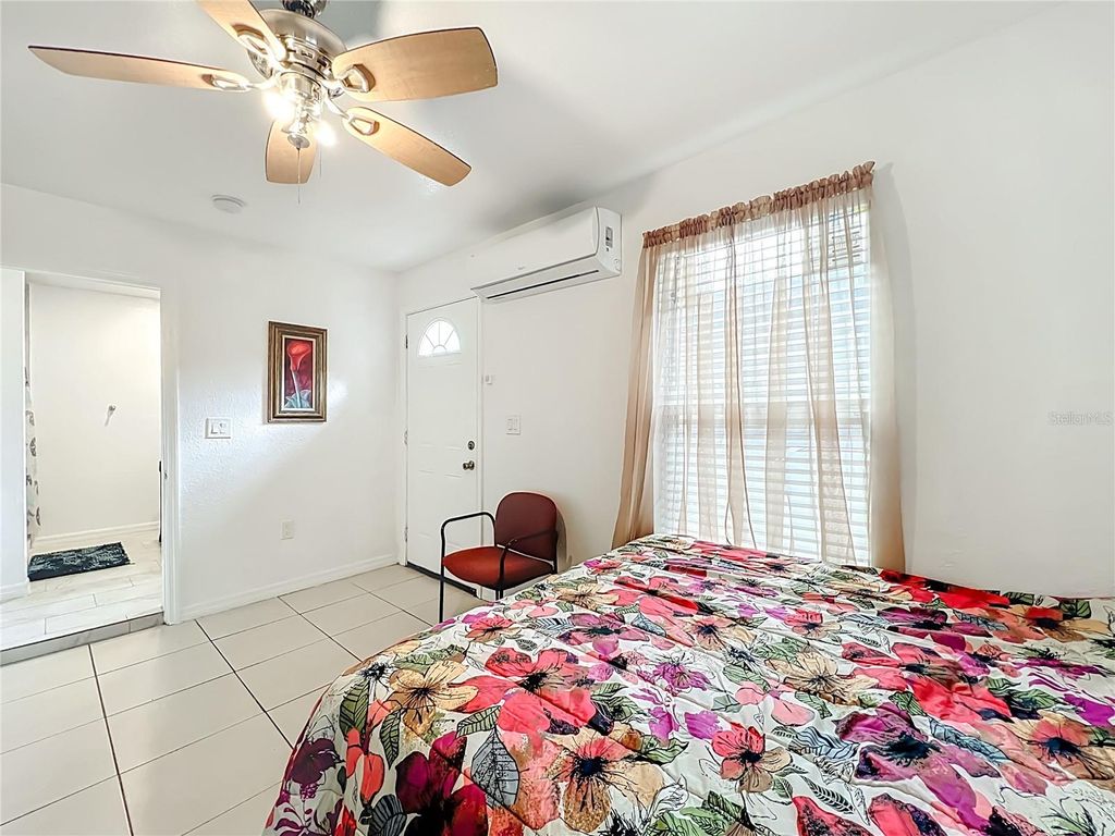 Image 21 of property listing at 1 S SOLANDRA DRIVE, Orlando, FL 32807