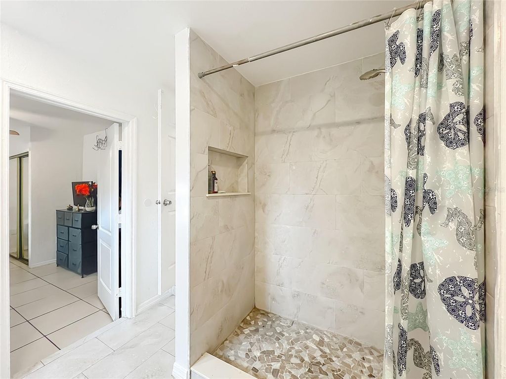 Image 22 of property listing at 1 S SOLANDRA DRIVE, Orlando, FL 32807