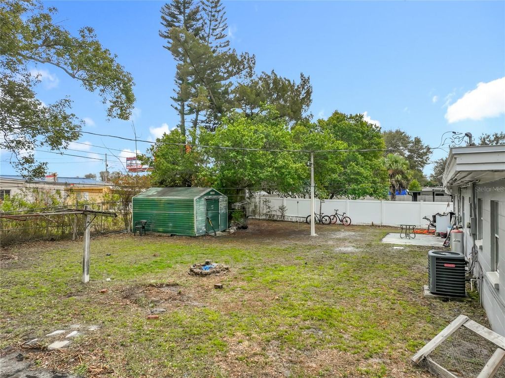 Image 24 of property listing at 1 S SOLANDRA DRIVE, Orlando, FL 32807