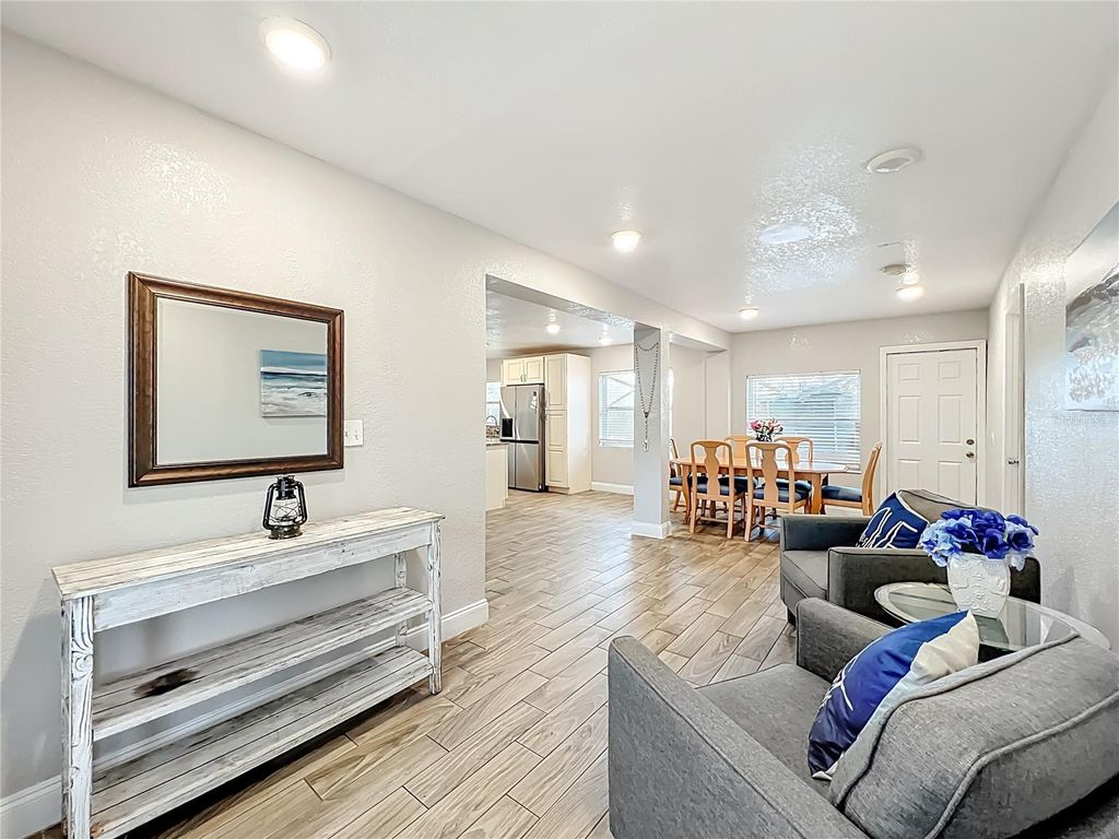 Image 4 of property listing at 1 S SOLANDRA DRIVE, Orlando, FL 32807