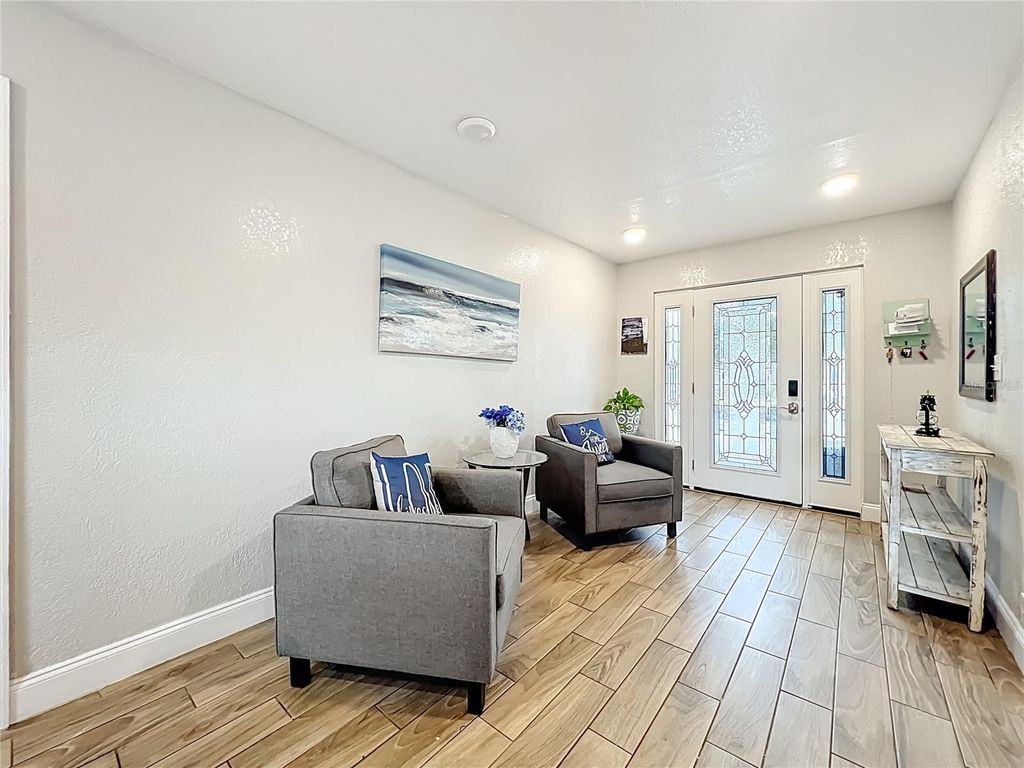 Image 5 of property listing at 1 S SOLANDRA DRIVE, Orlando, FL 32807