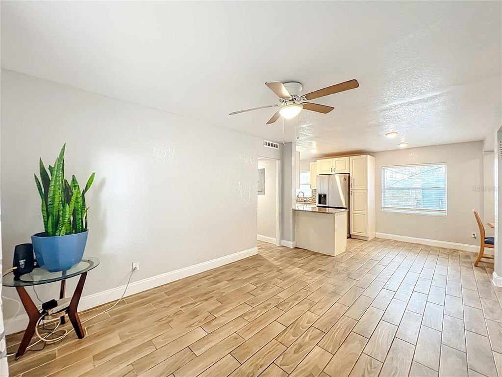 Image 7 of property listing at 1 S SOLANDRA DRIVE, Orlando, FL 32807