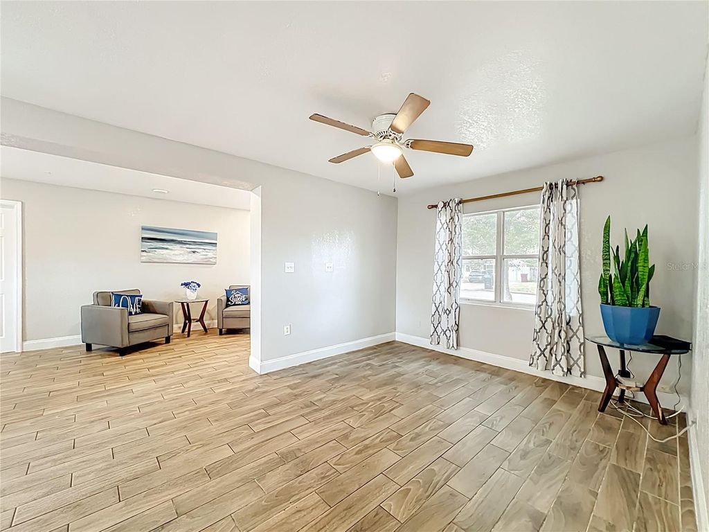 Image 8 of property listing at 1 S SOLANDRA DRIVE, Orlando, FL 32807