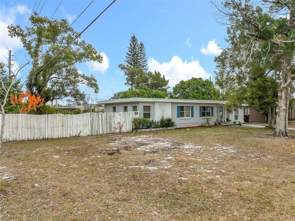Image 9 of property listing at 1 S SOLANDRA DRIVE, Orlando, FL 32807