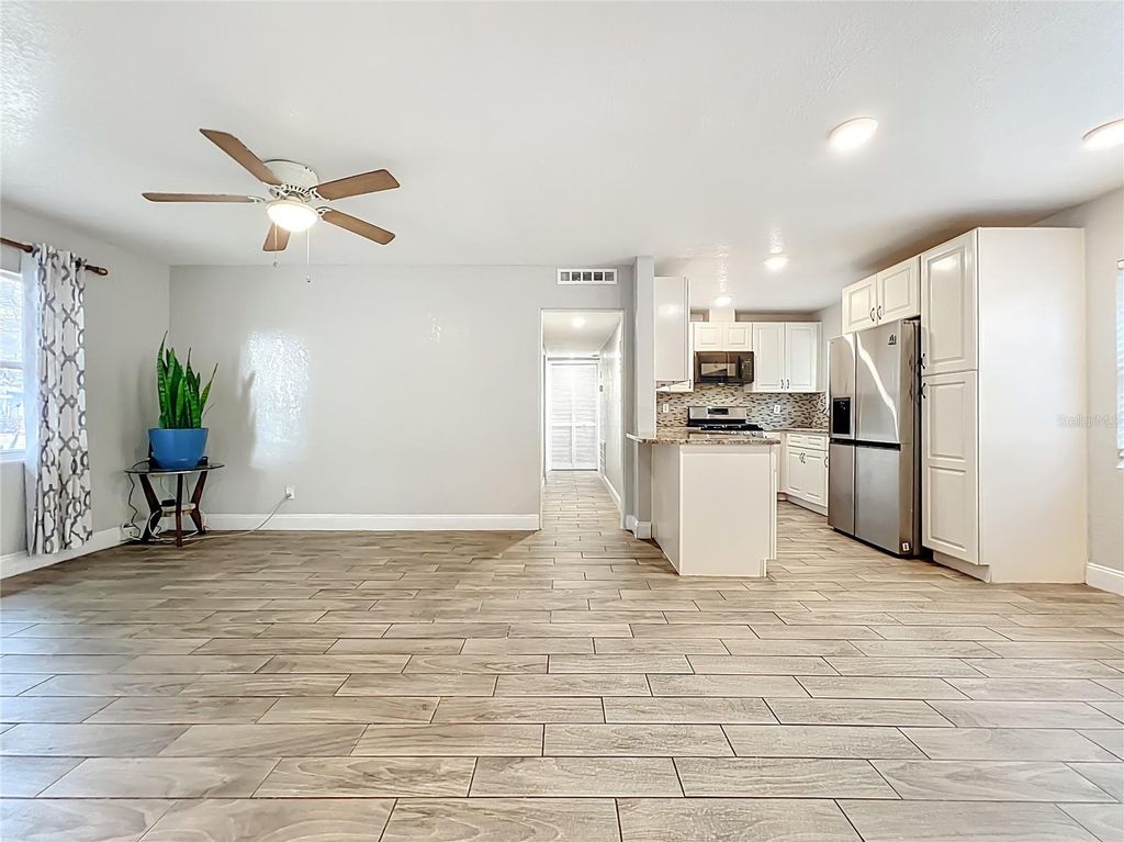 Image 10 of property listing at 1 S SOLANDRA DRIVE, Orlando, FL 32807