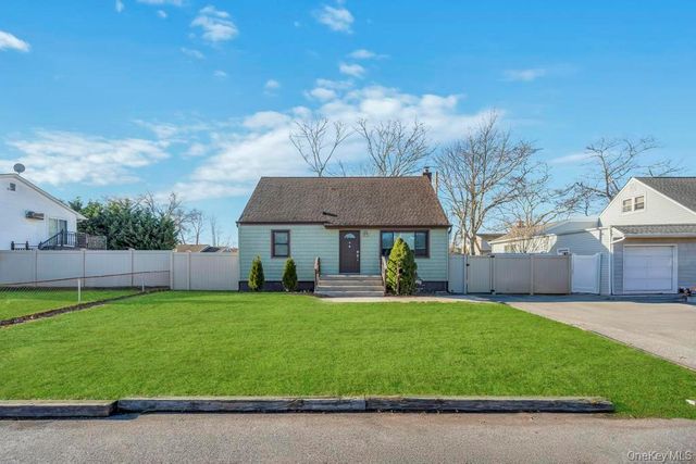 455 N Hamilton Avenue, Lindenhurst, NY 11757