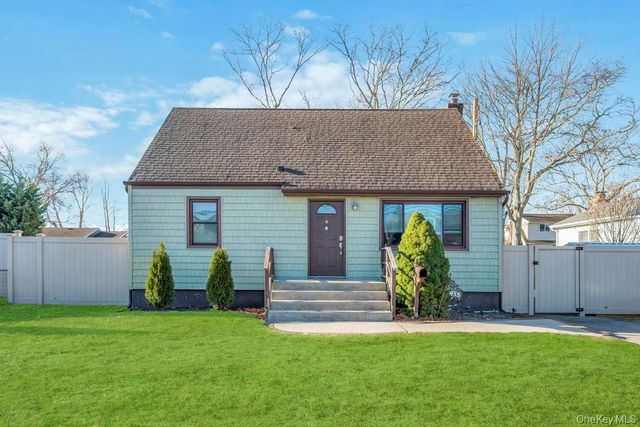 455 N Hamilton Avenue, Lindenhurst, NY 11757