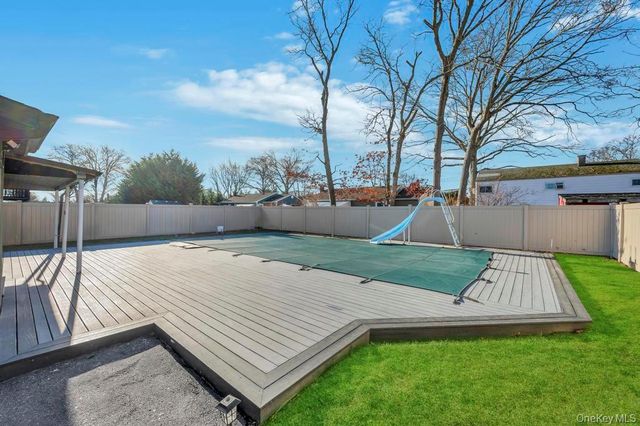 455 N Hamilton Avenue, Lindenhurst, NY 11757